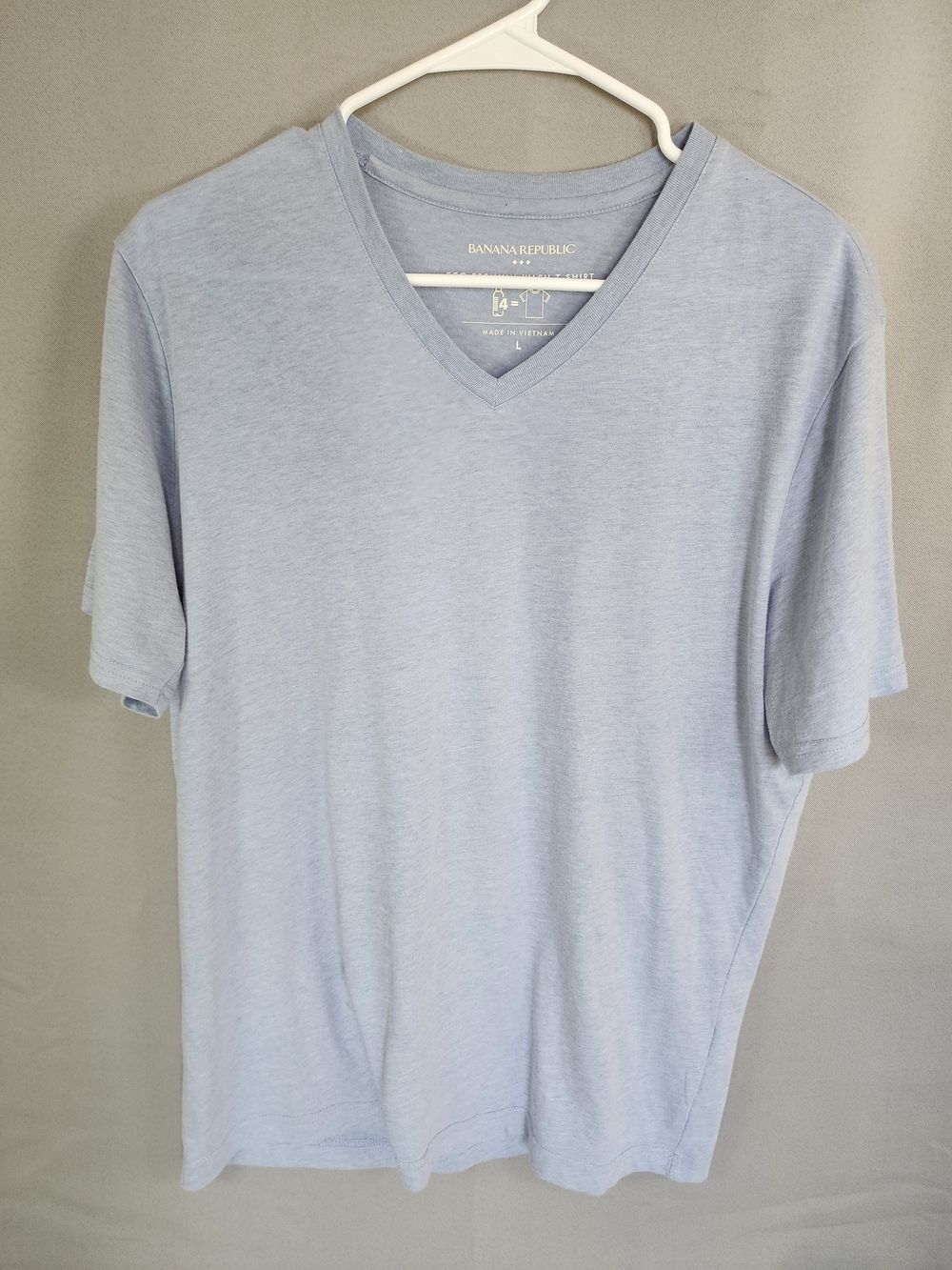 Banana Republic Men’s Pale Blue V-Neck Tee